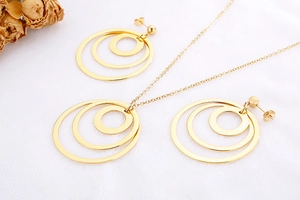 Detailed set of golden geometric interlocking triple ring necklace and stud earrings