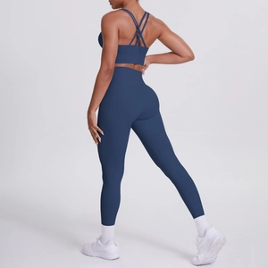 Vue arrière de l'ensemble de yoga sans couture avec soutien-gorge croisé et legging gainant