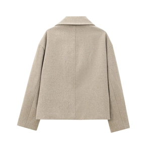 Vista posteriore di un cappotto corto in lana beige con trama e cuciture fini