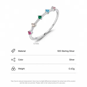 Anillo minimalista de plata de ley S925 con cinco pequeñas piedras de circonia de colores