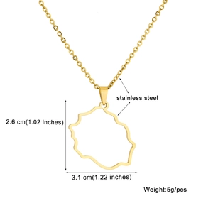 Detailed view of Reunion Island map pendant with 2.6cm x 3.1cm measurements and weight