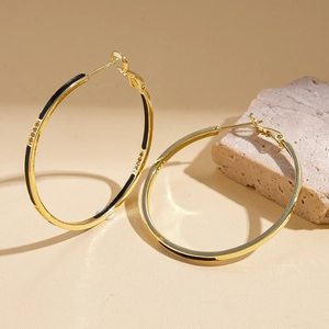 Boucles d'oreilles créoles géométriques plaquées or 14 carats avec émail noir et fermoir ressort