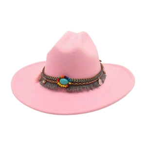 Chapeau de cowboy rose avec perles turquoise et franges sur fond blanc épuré