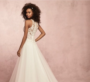 Exquisite lace embroidery and translucent hollow design on the back of the white wedding gown