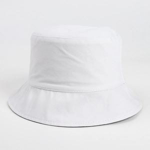 Détail du chapeau de soleil en toile de coton blanc avec coutures renforcées sur le bord