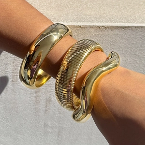 Dreiteiliges Set aus 18K vergoldeten Edelstahlarmreifen mit glatten und strukturierten Oberflächen