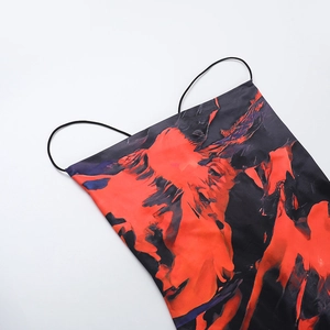 Détail des fines bretelles et de l'imprimé floral abstrait sur une robe courte dos nu