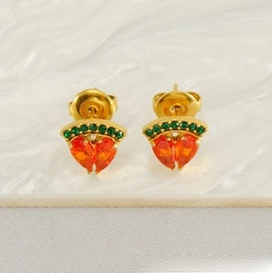 Vue détaillée des boucles d'oreilles pastèque avec des cristaux verts et rouges
