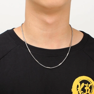 Gros plan sur un collier en acier inoxydable à maillons cylindriques argentés