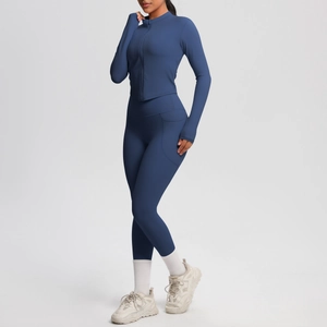 Détail d'un ensemble de yoga bleu foncé montrant la poche latérale et le legging galbant