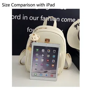 Mini zaino minimalista in pelle PU beige accanto a un iPad per il confronto delle taglie