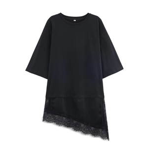 T-shirt nera ampia da donna con inserti in pizzo e orlo asimmetrico moda