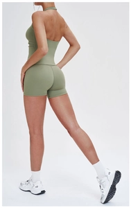 Vista posteriore degli shorts da yoga verde salvia a vita alta con effetto modellante