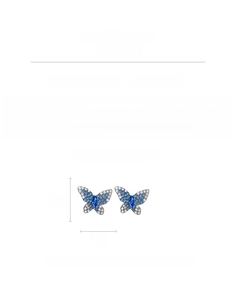 Detalle de pendientes mariposa azules con medidas de 2cm y peso de 5,4g en fondo blanco