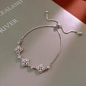 Elegant gold-plated flower bracelet with sparkling zircon stones and adjustable chain