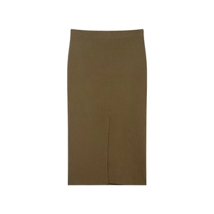 Détail de la jupe en maille côtelée vert olive avec fente arrière et texture fine