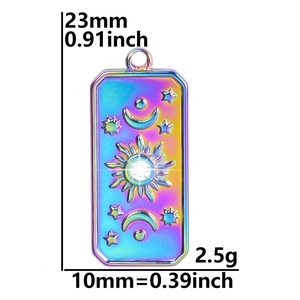 Regenbogen-Rechteck-Anhänger mit Sonne-Mond-Stern-Motiven und Maßen 23x10mm