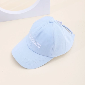Détail de la visière bleu clair avec broderie Colorado et bord surpiqué durable