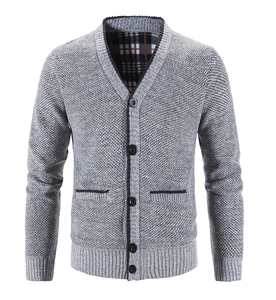 Detail der grauen Strickjacke mit Karofutter und klassischen Rippbündchen