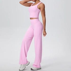 Completo yoga rosa con crop top attillato e pantaloni sportivi a gamba larga a vita alta