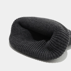 Bonnet en tricot côtelé gris anthracite avec revers à double rayure pour l'extérieur
