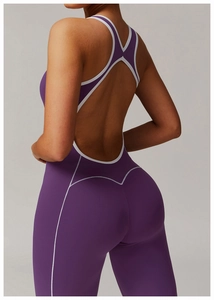 Detail eines lila Yoga-Jumpsuits mit Rückenausschnitt, weißen Kontrastpaspeln und Konturen