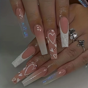 Lange Coffin-Nägel mit rosa Verlauf, Glitzer, weißen Herzen und Strass-Dekoration