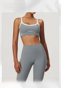 Soutien-gorge de sport gris avec bordure blanche et legging de yoga assorti en gros plan