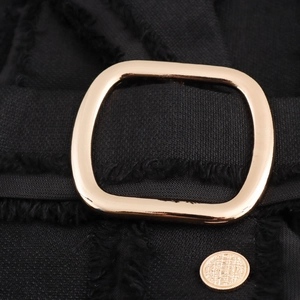 Robe noire chic sans manches à double boutonnage avec ceinture dorée et bords à franges