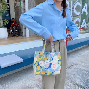 Gros plan sur l'imprimé floral artistique de ce sac en toile de style peinture à l'huile