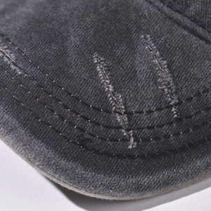 Detailansicht der dunkelgrauen Baumwoll-Baseballkappe im Vintage-Stil mit Used-Effekten