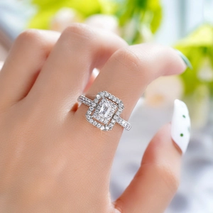 Retro holle rechthoekige ring met glinsterende dubbele halo diamanten in zilveren finish