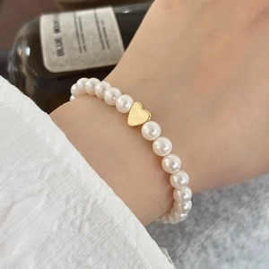Elegant natural freshwater pearl bracelet featuring a matte gold heart pendant charm