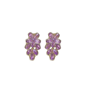 Elegante französische Goldene Blumenohrringe mit violetten Kristallen auf Weiß