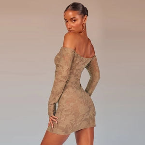 Robe mini en dentelle vert olive à épaules dénudées avec manches longues et motif floral 3D