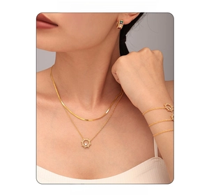 Gros plan sur le collier soleil doré et l'ensemble de bijoux portés par un mannequin