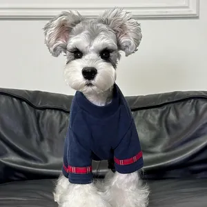 Dunkelblauer Hundepullover mit Rollkragen und roten Karoärmeln für den Winter
