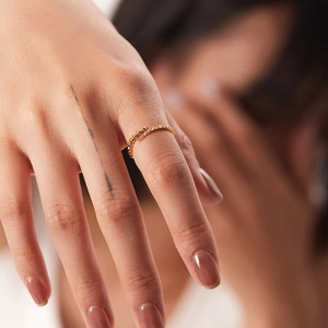 Anello aperto in acciaio inossidabile placcato oro 18K con perline e cristalli su mano