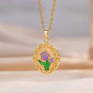 Collier doré vintage avec pendentif ovale en émail tulipe violette au style artistique rétro