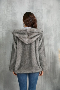 Vue arrière d'un manteau à capuche en fausse fourrure grise avec une texture moelleuse