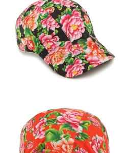 Dettaglio di cappellini da campeggio a 5 pannelli con motivi floreali di peonia in nero e rosso