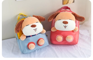 Dettaglio dell'ornamento di cane in peluche su zaini impermeabili per l'asilo