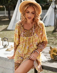 Détails de la texture d'une robe d'été bohème jaune à fleurs en mousseline légère