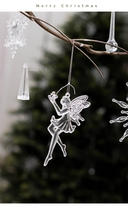 Dettaglio di angeli e fiocchi di neve in acrilico trasparente per l'albero di Natale