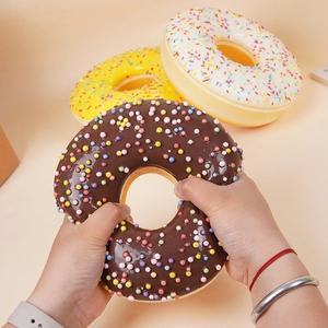 Giocattolo a forma di ciambella colorata da 17cm con zuccherini che mostra un lento rimbalzo