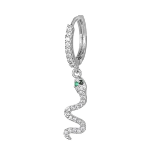 Détail de boucles d'oreilles serpent argentées avec zircons blancs et yeux verts