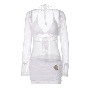 Détail de la robe en maille transparente blanche avec boucles en strass étincelants