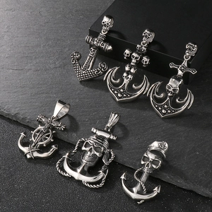Sechser-Set gotische Punk-Totenkopf- und Anker-Anhänger aus Edelstahl für Herren auf Schiefer