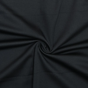 Gros plan détaillé du tissu noir plissé montrant la texture et les plis du mélange de coton