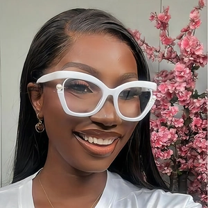 Elegantes gafas blancas de ojo de gato anti-luz azul con detalles decorativos de perlas